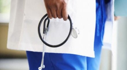 доктор отнесе юмрук лицето пиян пациент