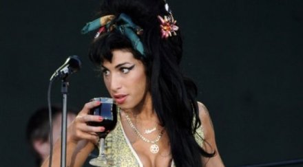 ейми уайнхаус починала алкохол