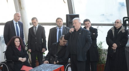 левски оборудва басейн спартак платформа инвалиди