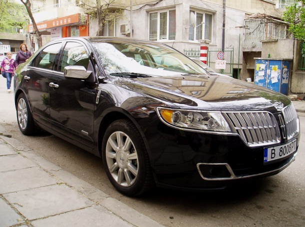 Митрополит Кирил ръси за здраве през прозореца на Линкълна си (видео)