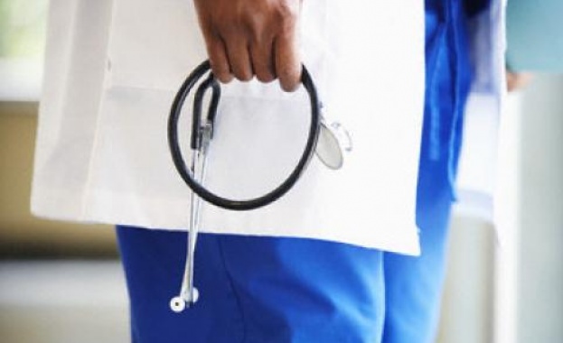 Доктор отнесе юмрук в лицето от пиян пациент