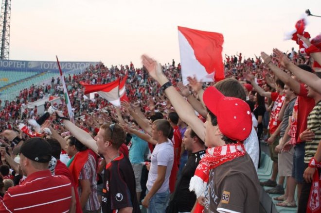 Около 50 ултраси на ЦСКА протестират пред Армията