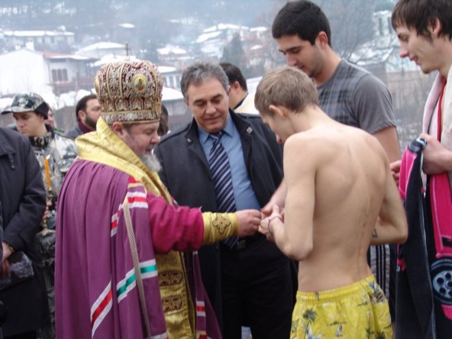 Британец спаси Богоявленския кръст в Стралджанско