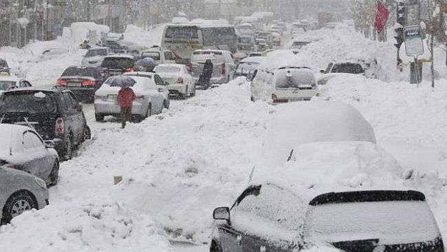 Обилен снеговалеж блокира част от Турция
