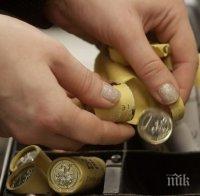 Еврото пада, игнорирайки съобщенията от Гърция