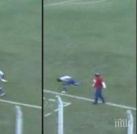 Треньор в Аржентина със скандална проява, рита противников футболист (видео)