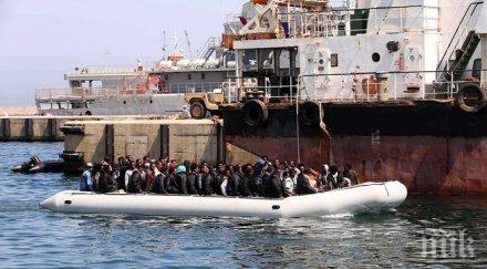нелегални емигранти гинат морето либия