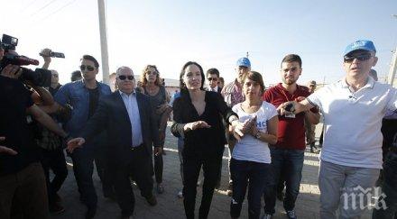 джоли снима филм геноцида камбоджа