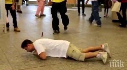 един мъж лежи земята нещо забито гърба реакцията хората съм очаквала подобно нещо