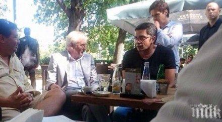 вижте протестърите унизиха местан насред софия докато пиеше кафе тях видео