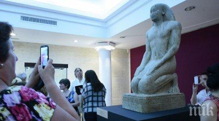 среща египетски жрец представя могъществото древния египет