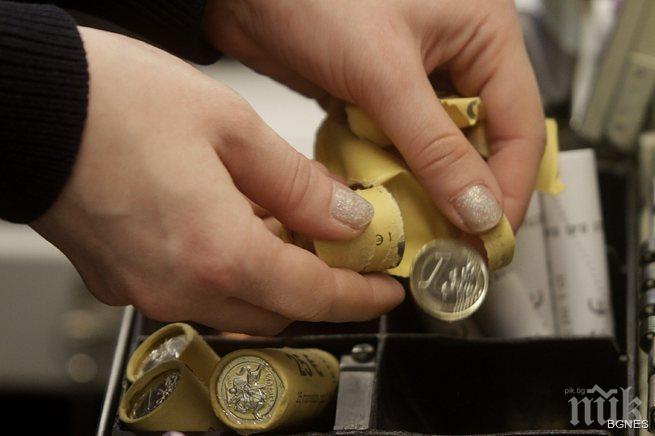 Еврото пада, игнорирайки съобщенията от Гърция