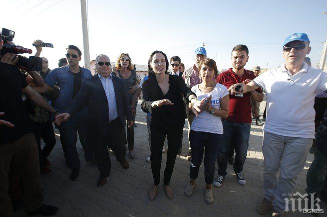 Джоли снима филм за геноцида в Камбоджа