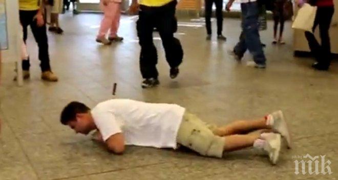 Един мъж лежи на земята с нещо забито в гърба. Реакцията на хората? Не съм очаквала подобно нещо! 