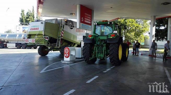Земеделци с 200 трактора и комбайна блокираха бензиностанция край Стара Загора