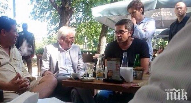Вижте как протестърите унизиха Местан насред София, докато той пиеше кафе с тях (видео) Вижте как протестърите унизиха Местан насред София, докато той пиеше кафе с тях (видео)
