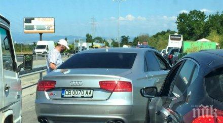 първо пик вижте една мутра засича столичанин аудито налита псувни юмруци потресаващи снимки