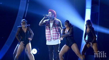 крис браун купонясва макао докато мениджърът затвора