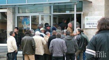 младите безработни намаляват