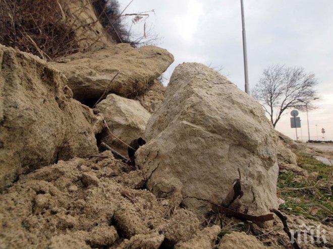 Опасност от падащи камъни има по пътя за Карнобат
