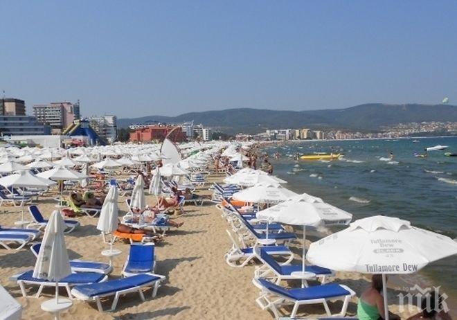 Български абсурди! Странно облечени хора на плажа събират погледите на всички около себе си (снимки)