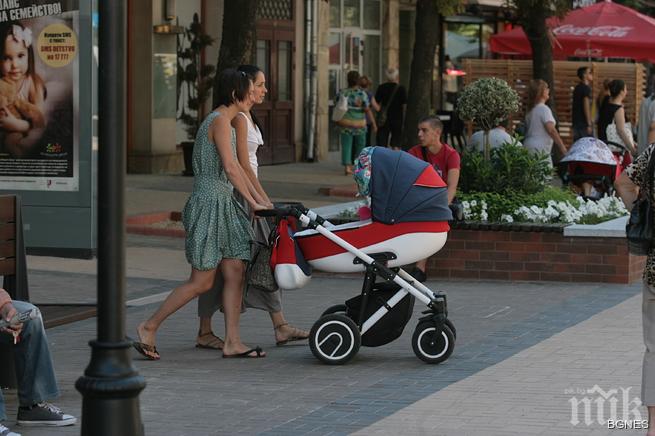 С детска количка по софийските улици – екстремен спорт в опит да стигнеш до парка 