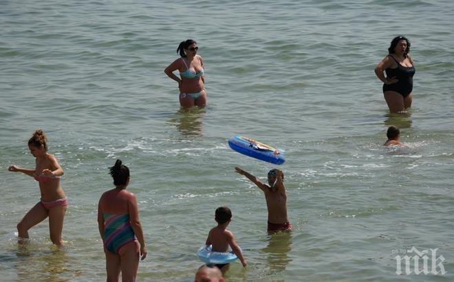 Спасиха с катер давещо се момиче във Варна 