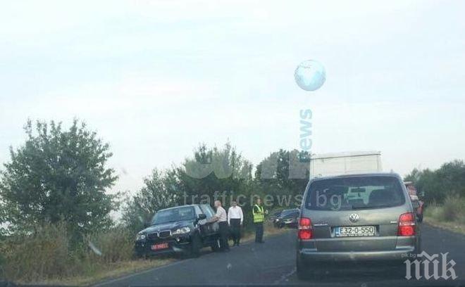 Верижна катастрофа в Пловдивско! Жени лежат ранени на пътя, костюмари оказват първа помощ