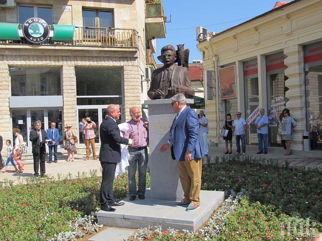 Откриха паметника на Елиас Канети в Русе 
