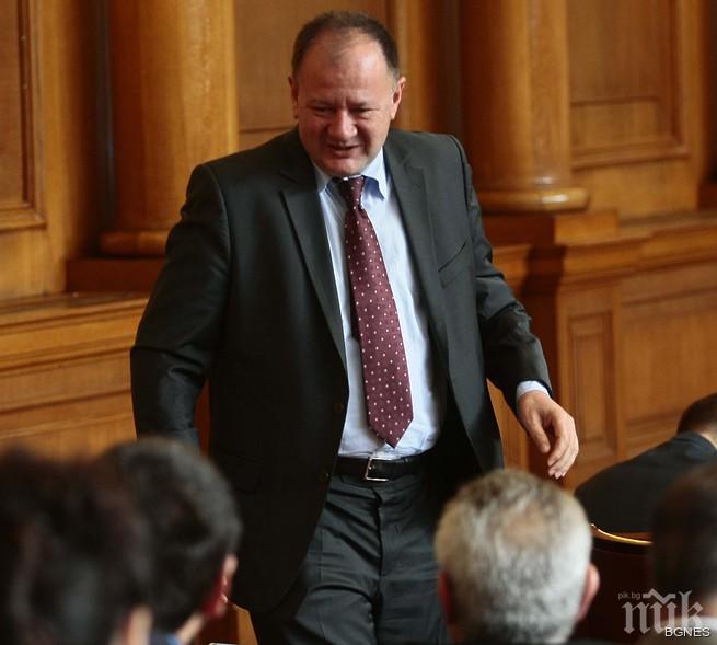 Миков: Законопроектът за промяна на Конституцията застина