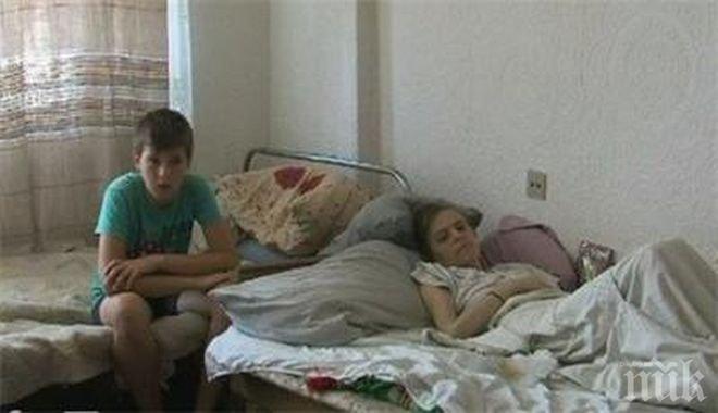 13-годишно дете се грижи за болната си майка, търсят помощ за лечението й
