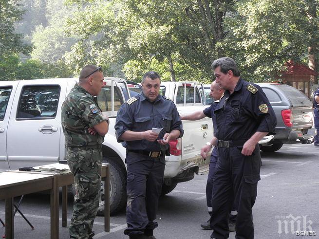 Пожарът над Рилския манастир още не е потушен, изградиха водна връзка, обливат огъня чрез нея