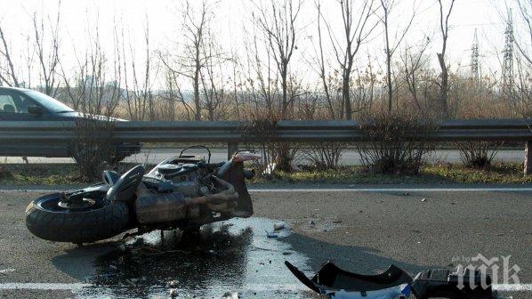 Тежка катастрофа в Дупница! Моторист се размаза в микробус, двамата шофьори са пострадали