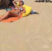Златка Димитрова и Миро събират тен заедно в Созопол, не се поглеждат на плажа