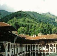 Десетки туристи превърнаха района край Рилския манастир в кебапчийница