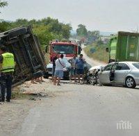 Изключително тежка катастрофа във Варна! Камион и кола се помляха, товарният автомобил излетя от пътя (снимки)