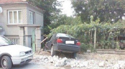 меле варна фиркан козирката шофьор бмв удари няколко броени метри накрая заби къща