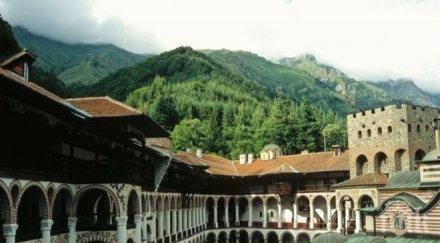 десетки туристи превърнаха района рилския манастир кебапчийница