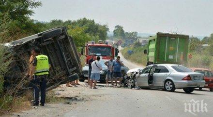 изключително тежка катастрофа варна камион кола помляха товарният автомобил излетя пътя снимки