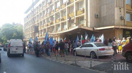 мощен протест министерството лукарски