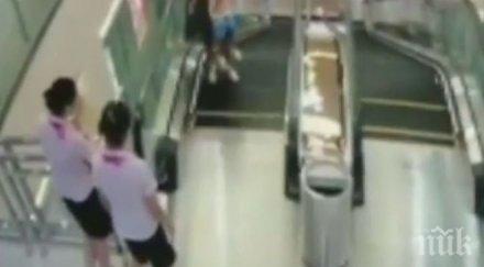 кошмарна смърт майка жертва спаси детето пропаднал ескалатор видео