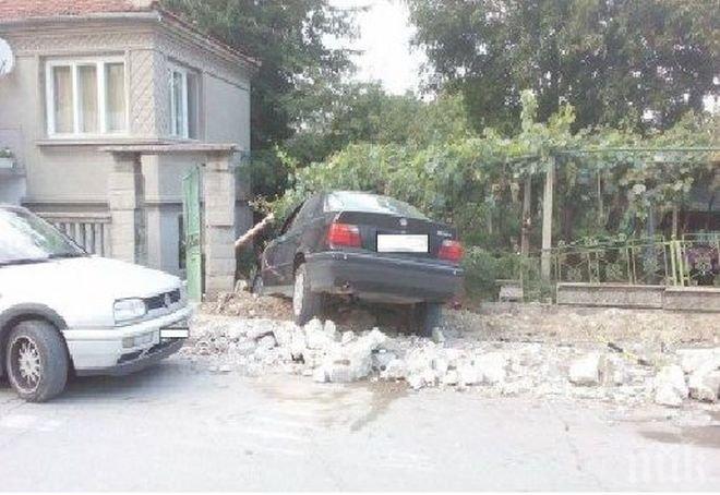 Меле край Варна! Фиркан до козирката шофьор на БМВ се удари няколко пъти за броени метри, накрая се заби в къща