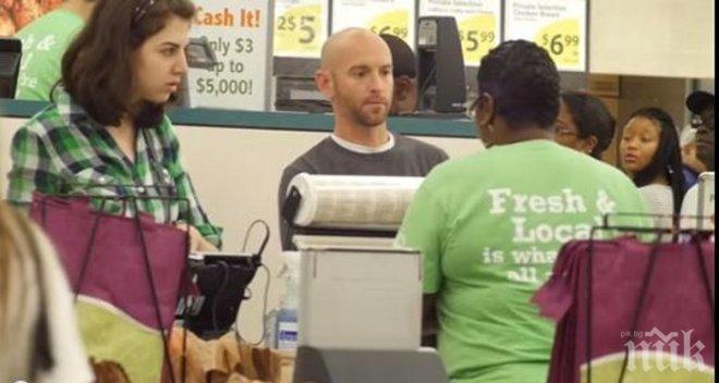 Тя беше на касата, за да си плати продуктите в магазина, но почакай да видиш какво направи мъжът зад нея...