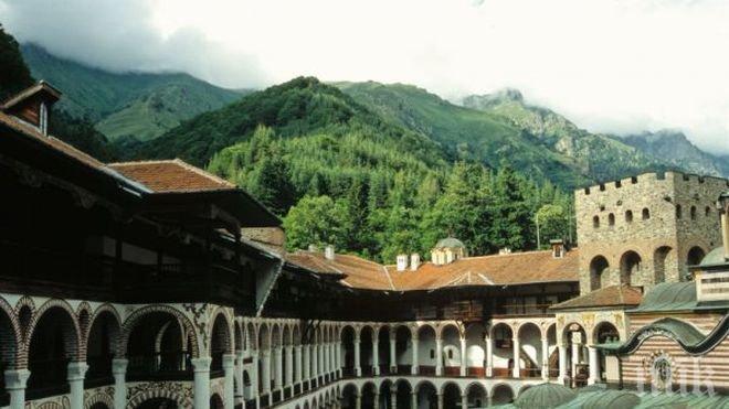 Десетки туристи превърнаха района край Рилския манастир в кебапчийница