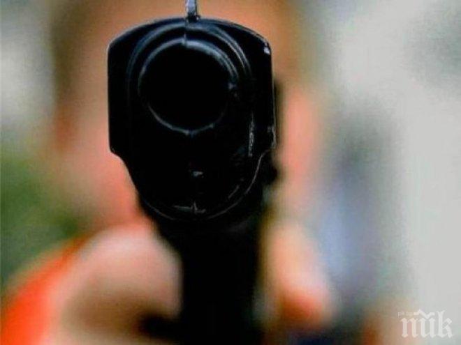 Двама терористи са застреляни по време на престрелка в Индия
