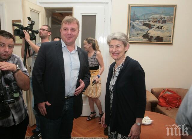 Започна срещата на Ирина Бокова с Каракачанов (снимки)