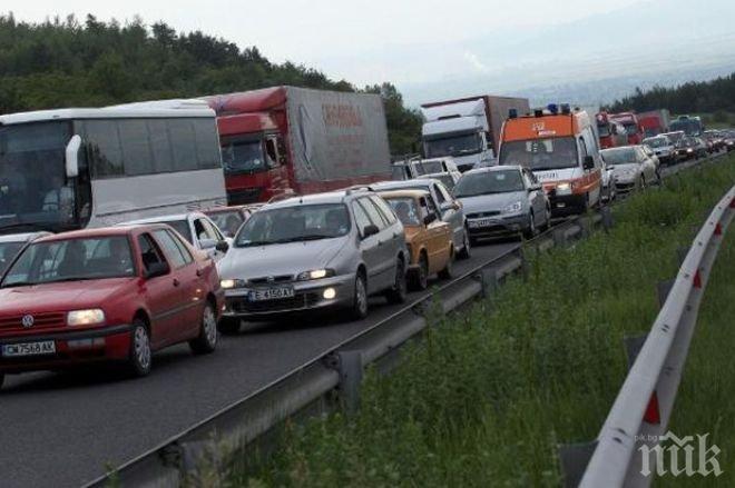Кошмар на магистрала Тракия! Терорът над шофьорите продължава, задръстванията са километрични!