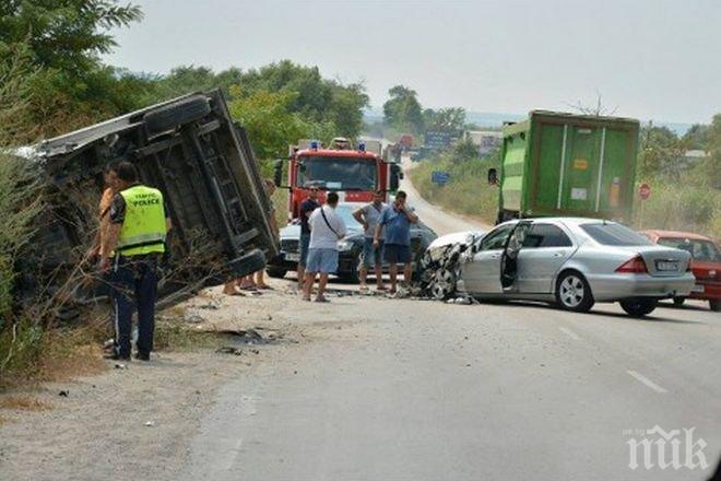 Изключително тежка катастрофа във Варна! Камион и кола се помляха, товарният автомобил излетя от пътя (снимки)