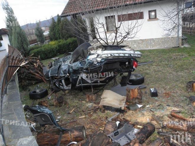 “БМВ“ се разби в ограда, части от колата раниха старица (снимка)