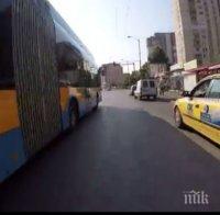 Тролейбус мина на червено с бясна скорост в столицата, минувачи останали като гръмнати (видео)